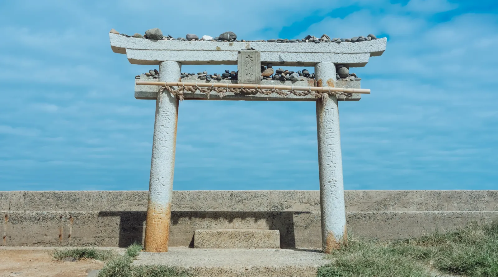芥屋(けや)海岸の鳥居
